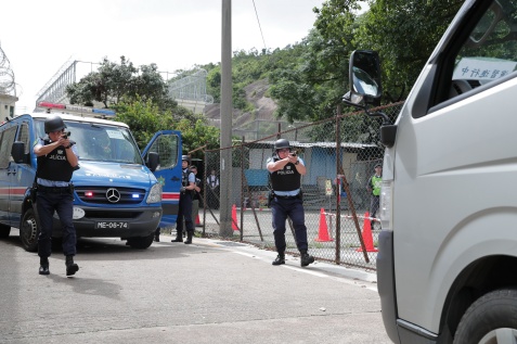 演練模擬﹕治安警特別巡邏組在監獄外圍鎖定可疑車輛